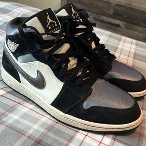 Air Jordan 1 Mid SE 'Satin Smoke Grey'